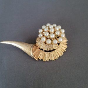 Vintage Lisa Signed Womens Gold Tone Metal Faux Pearl Details Fashion Brooch Pin
